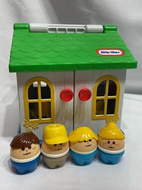Vintage collectible Little Tikes Toddle Tots Family House & 4 Tots Figures  80s